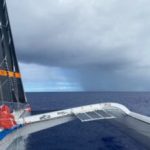 Vu du dessus de trampoline du Trimaran USE IT AGAIN pour montrer les bâches des panneaux solaires