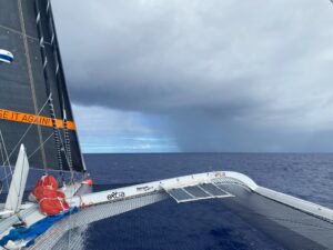 Vu du dessus de trampoline du Trimaran USE IT AGAIN pour montrer les bâches des panneaux solaires