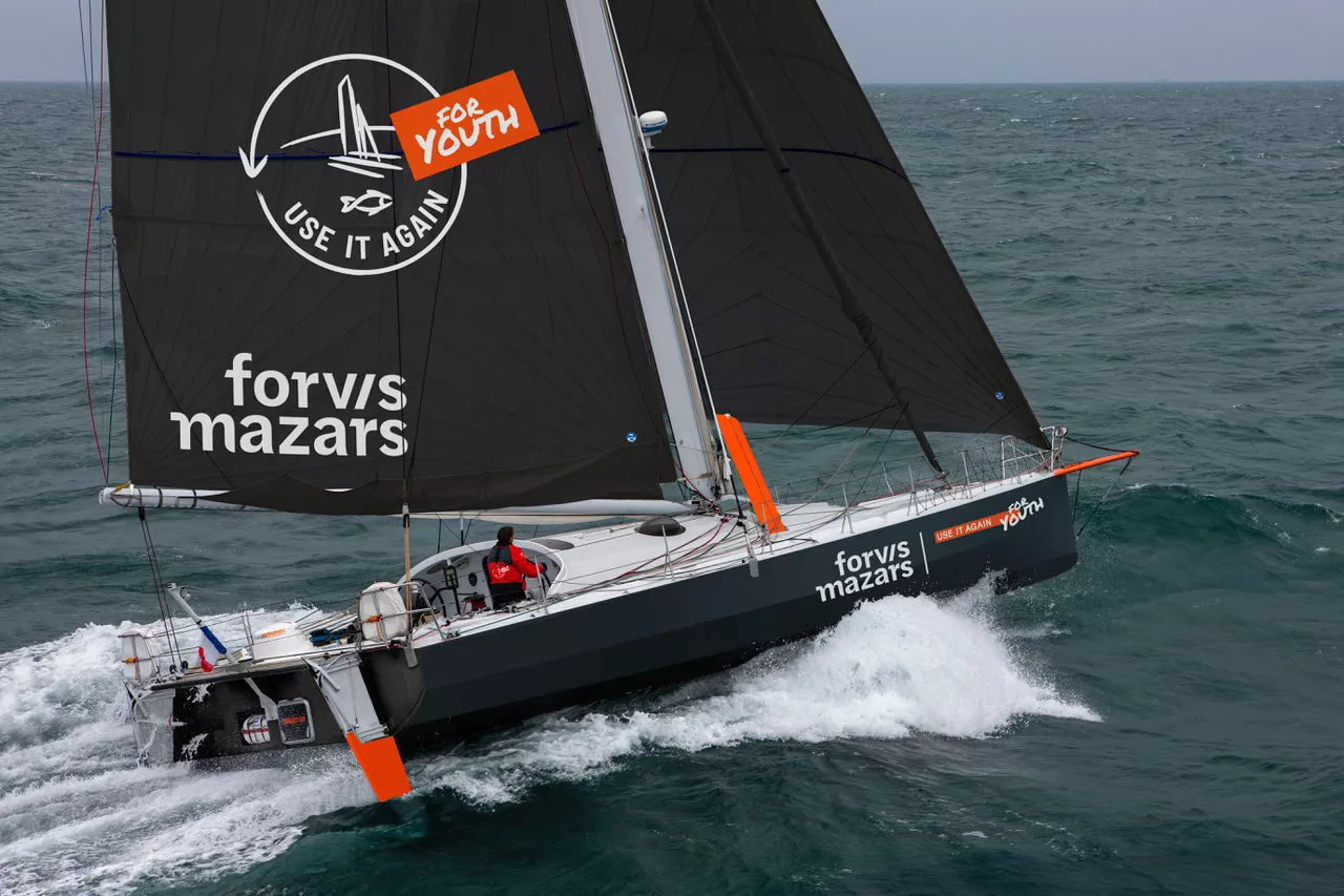 Titouan Pilliard à bord du monocoque Use It Again for Youth, voiles noires Forvis Mazars, en pleine mer