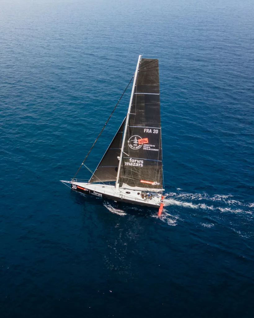 Le monocoque Use It Again for Youth vu du ciel lors de sa première navigation, voiles noires Forvis Mazars