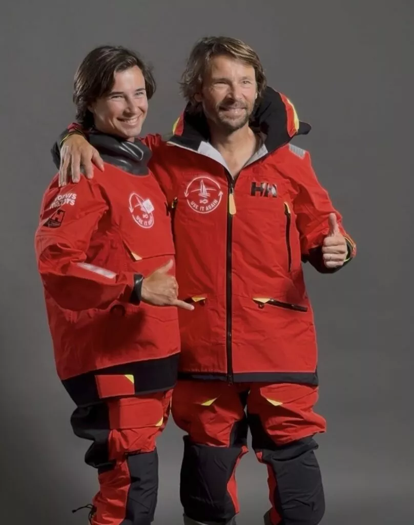 Deux skippers en cirés rouges Helly Hansen Use It Again, bras dessus bras dessous, pouce levé